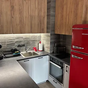 New York: A Spacious Modern With Parking Sofya